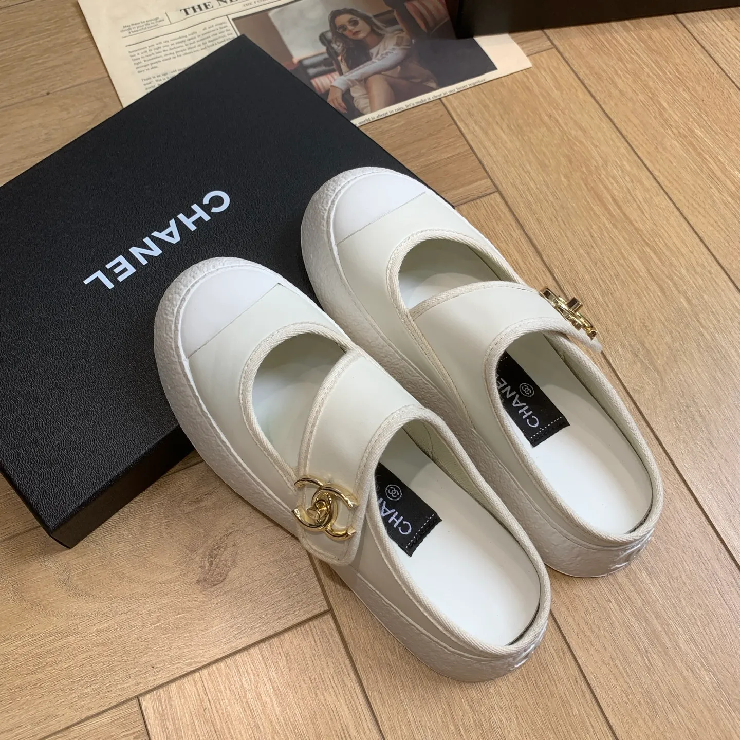 👟👟Ex-factory price 540👟👟 🍀Chanel Chanel 24P Xiaoxiang's latest hot style big-toe shoes, doll shoes, casual sports shoes, white shoes, loafers Xiaoxiang's big-toe shoes this season are cool and cute. The toe and lace surface are eye-catching. The sense of elegance in casual is overwhelming. The classic design with metal round buckle is particularly eye-catching. The flat design is extremely comfortable. Daily matching, a must-have tool for looking cool when going out on the street. Fabric: original lambskin. Lining: original cloth. Foot pads: sheepskin. Sole: original molded non-slip TPU outsole. Bottom thickness: 3.5CM. Size: 35-41 (40 41 customized) 👉
